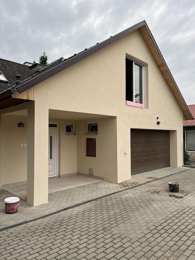 Homlokzati hőszigetelés családi házon